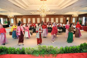 Bestie Line Dance memberikan hiburan sebagai penutup acara Munas IIPOJK Bestie Line Dance memberikan hiburan sebagai penutup acara Munas IIPOJK