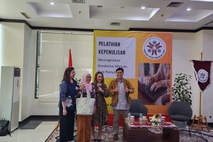 Hadiah bagi peserta yang mampu memberikan jawaban dari narasumber Hadiah bagi peserta yang mampu memberikan jawaban dari narasumber