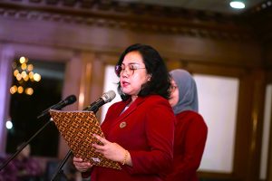 Ibu Reiza Sugiharto membacakan Susunan Kepengurusan IIPOJK (2024-2026)