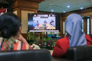 Ibu Sari Bambang didampingi oleh Ibu Rully Mirza berbincang dengan IIPOJK dari KOJK secara online Ibu Sari Bambang didampingi oleh Ibu Rully Mirza berbincang dengan IIPOJK dari KOJK secara online