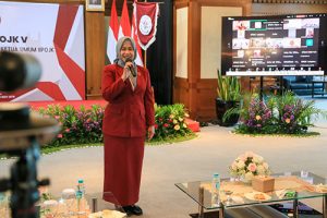 Ibu Sari Bambang mendapatkan ucapan selamat dari IIPOJK di KOJK yang hadir secara online Ibu Sari Bambang mendapatkan ucapan selamat dari IIPOJK di KOJK yang hadir secara online