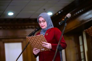 Ibu Sylvia Fredly membacakan SK Ketua Umum IIPOJK