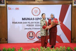 Ketua Dewan Pembina membrikan bunga kepada Ketua Umum Tepilih _ Ibu Sari Bambang Mukti Ketua Dewan Pembina membrikan bunga kepada Ketua Umum Tepilih _ Ibu Sari Bambang Mukti