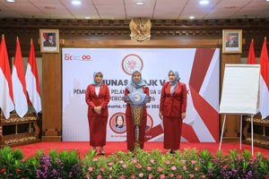 Ketua Tim formatur mendampingi Calon Ketua Umum IIPOJK (2024-2026) Ketua Tim formatur mendampingi Calon Ketua Umum IIPOJK (2024-2026)