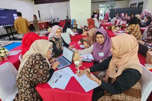 peserta berdiskusi dalam kelompok masing-masing peserta berdiskusi dalam kelompok masing-masing