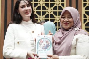 Perempuan, sosok yang memiliki ketangguhan yang tersembunyi dibalik kelembutannya. Sepintas terlihat lemah namun tersimpan kekuatan yang dahsyat di bahunya untuk menopang kehidupan keluarga, mengurus anak-anaknya, tempat sandaran suaminya disaat letih, ....