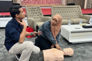 “Ibuuuuu, tangan adek kena setrikaan!” “Tolong, Bapak ngga bangun-bangun ....” Kalimat di atas mungkin pernah terjadi di rumah kita. Kejadian yang tidak terduga dan biasanya membuat kita bingung dan panik.