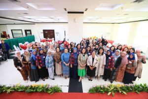 Foto Bersama seluruh peserta dengan Dewan Pembina Foto Bersama seluruh peserta dengan Dewan Pembina