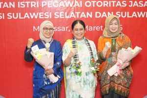Foto bersama Ibu Arulita Mirza Adityaswara, Ibu Inna Muchlasin dan Ibu Inda Yulfianni Darwisman Foto bersama Ibu Arulita Mirza Adityaswara, Ibu Inna Muchlasin dan Ibu Inda Yulfianni Darwisman
