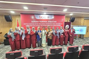 Foto bersama Ibu Wakil Ketua Dewan Pembina Pusat IIPOJK Foto bersama Ibu Wakil Ketua Dewan Pembina Pusat IIPOJK