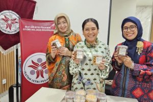 Ibu Arulita Mirza Adityaswara memborong KuKer 'Seri Raya' Bidang Ekonomi IIPOJK SulSel SulBar Ibu Arulita Mirza Adityaswara memborong KuKer 'Seri Raya' Bidang Ekonomi IIPOJK SulSel SulBar