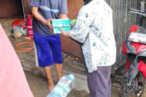 Memberikan makanan berupa nasi kotak