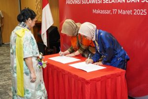 Penandatangan Serah Terima Jabatan oleh Ibu Inna Muchlasin & Ibu Inda Yulfianni Darwisman disaksikan oleh Ibu Arulita Mirza Adityaswara Penandatangan Serah Terima Jabatan oleh Ibu Inna Muchlasin & Ibu Inda Yulfianni Darwisman disaksikan oleh Ibu Arulita Mirza Adityaswara