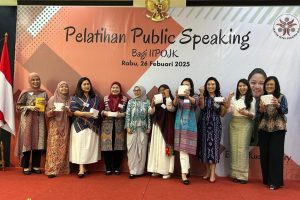 Peserta Grup Terbaik saat menerima hadiah Peserta Grup Terbaik saat menerima hadiah