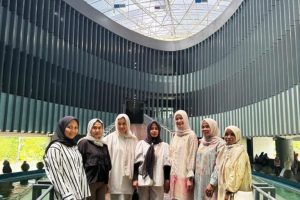 Berfoto bersama di Jembatan Perdamaian, Museum Tsunami Aceh