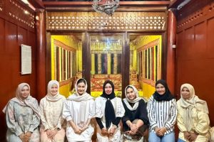 Berfoto bersama di Rumoh Aceh