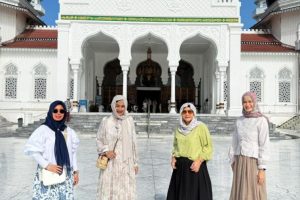 Ibadah Sholat Dhuha di Masjid Raya Baiturrahman