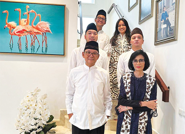Indra Pudjiastuti Prastomiyono atau yang biasa kita kenal dengan Ibu Indra, merupakan istri dari Bapak Ogi Prastomiyono, yang saat ini menjabat sebagai Anggota Dewan Komisioner OJK. Beliau memiliki tiga orang putra yang semuanya sudah bekerja dan berkarir di bidang keuangan investasi dan start up.  

Ibu Indra lahir di kota Surabaya, anak ke-5 dari 6 bersaudara dan putri dari seorang Kapolres. Semasa kecil beliau tumbuh dan besar di kota Malang dan mengenyam pendidikan di SMAN 3 Malang. Pada saat itu beliau merupakan siswi berprestasi karena terpilih masuk ke dalam kelas unggulan. Selain itu Ibu Indra juga aktif sebagai pemain di salah satu klub bola voli di kota Malang. Sebagai atlit bola voli beliau pernah menjadi anggota tim bola voli Jawa Timur untuk berkompetisi di tingkat antar-provinsi dan berhasil mendapatkan juara 1.